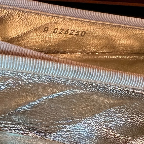 Chanel interlocking CC Bow Accent Ballet Flats in gold - Picture 9 of 12